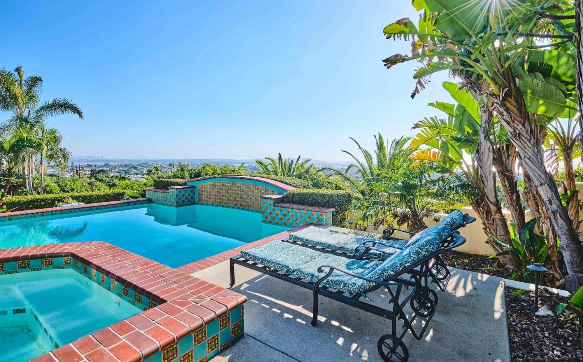 Pool Hot Tubs Views - Castillo De Windsor